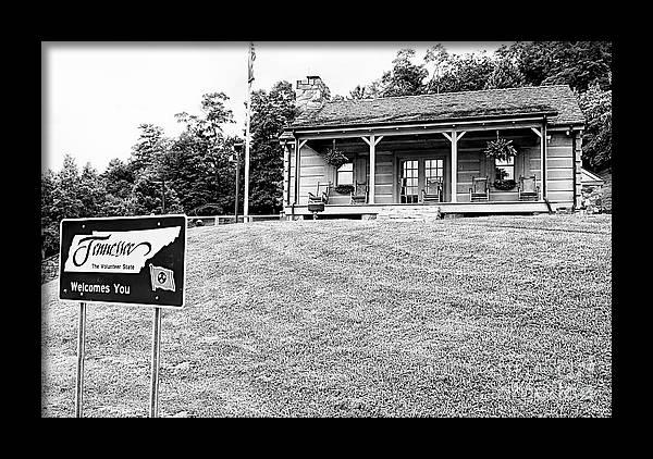 Black and white Tennessee Welcome Center Photo